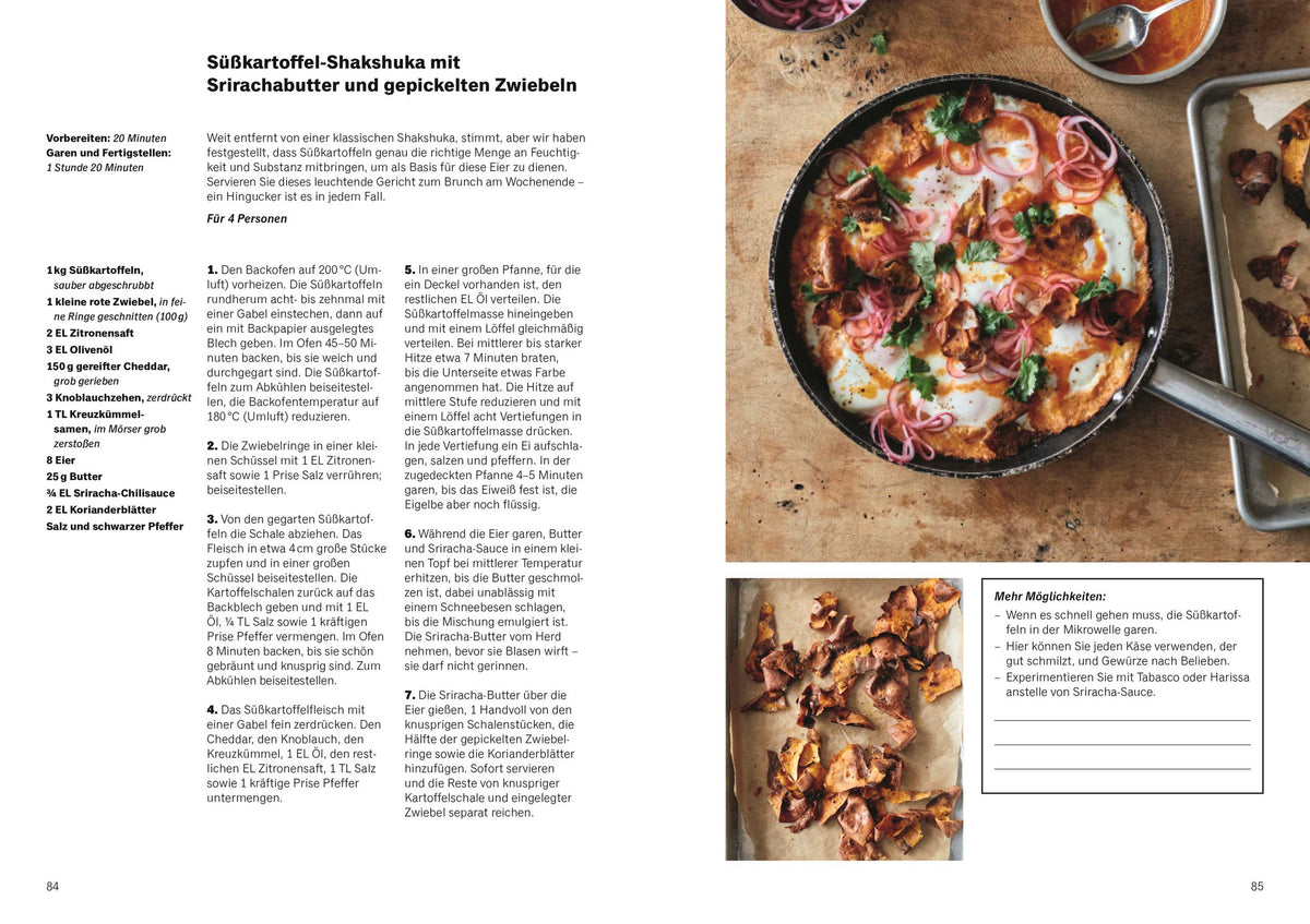 Süßkartoffel-Shakshuka mit Tomaten und Eiern in einer Pfanne, Gemüse und Kräuter sichtbar.