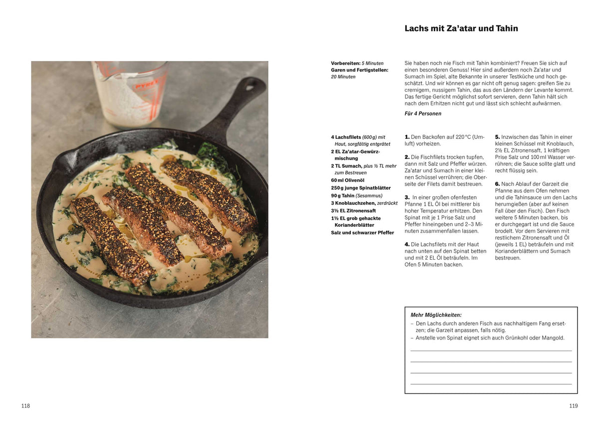 Lachsfilets mit Zaatar und Tahini-Sauce, garniert mit frischen Kräutern.