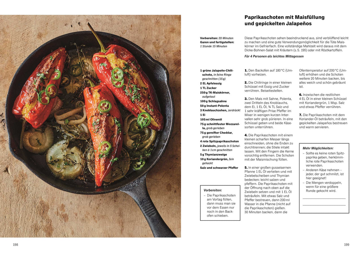 Gefüllte rote Paprika mit Mais, Jalapeños und Kräutern in einer Pfanne.