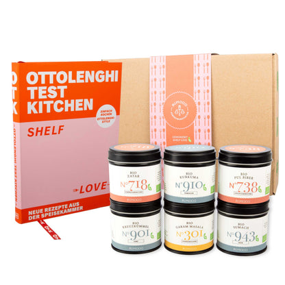 Ottolenghi Test Kitchen: Shelf Love Buch, Geschenkbox und 6 Gläser Bio Zatar und Garam Masala sichtbar.