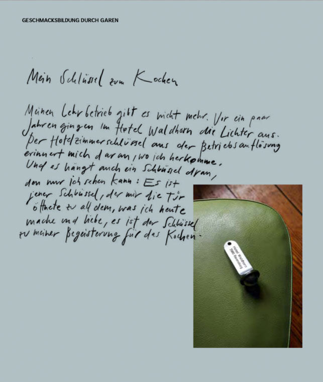 Handgeschriebene Notiz auf Grün, daneben ein Hotelschlüssel und das Simple & Clever Kochbuch.