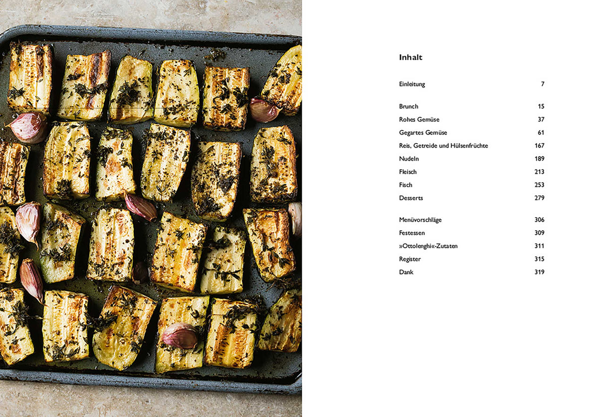 Geröstete Aubergine mit Kräutern und Knoblauch, aufgeschnitten und mit Gewürzen bestreut.