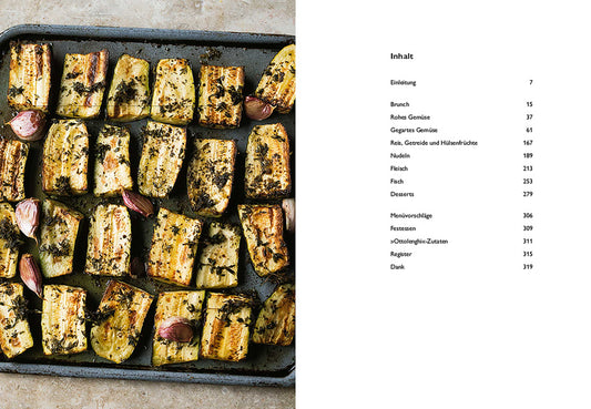 Geröstete Aubergine mit Kräutern und Knoblauch, aufgeschnitten und mit Gewürzen bestreut.