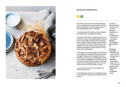 Geschenkset Ottolenghi Simple auf weißem Tisch, daneben Teller, Gabeln und eine Serviette.
