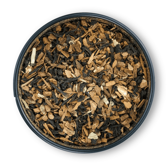 Bio Spicy Chai Tee in runder Dose mit braunem, losen Blatttee auf weißem Hintergrund.
