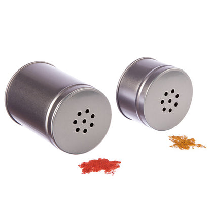Sechs Streueinsätze neben Metallbehältern, dazu rote und gelbe Pulver.