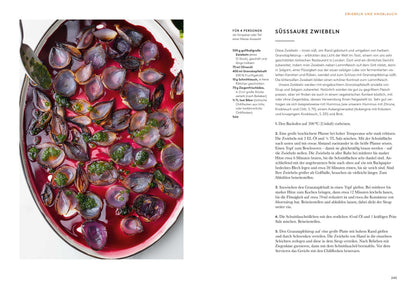 Halbierte violette Zwiebeln in Sauce, mit Kräutern garniert, in einer weißen ovalen Schale.