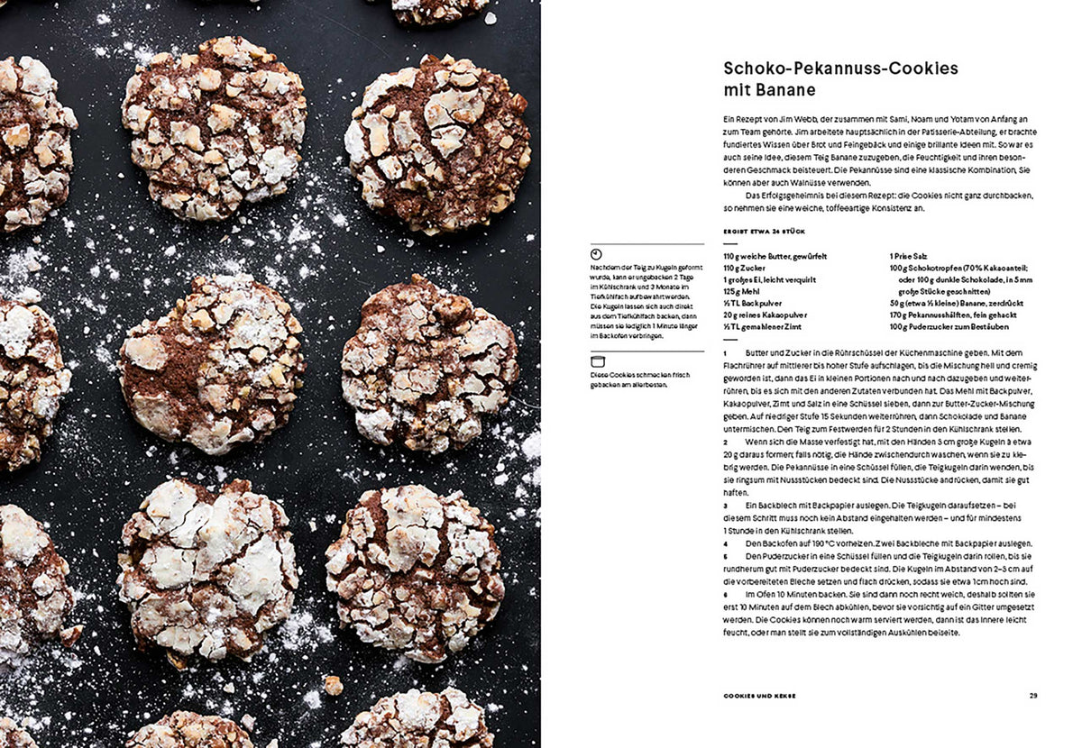 Schokoladen-Crinkle-Cookies, daneben das Rezept auf Deutsch.
