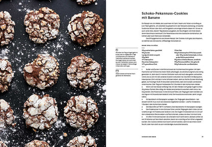 Schokoladen-Crinkle-Cookies mit Puderzucker neben Geschenkset Ottolenghi Sweet und Zutaten.
