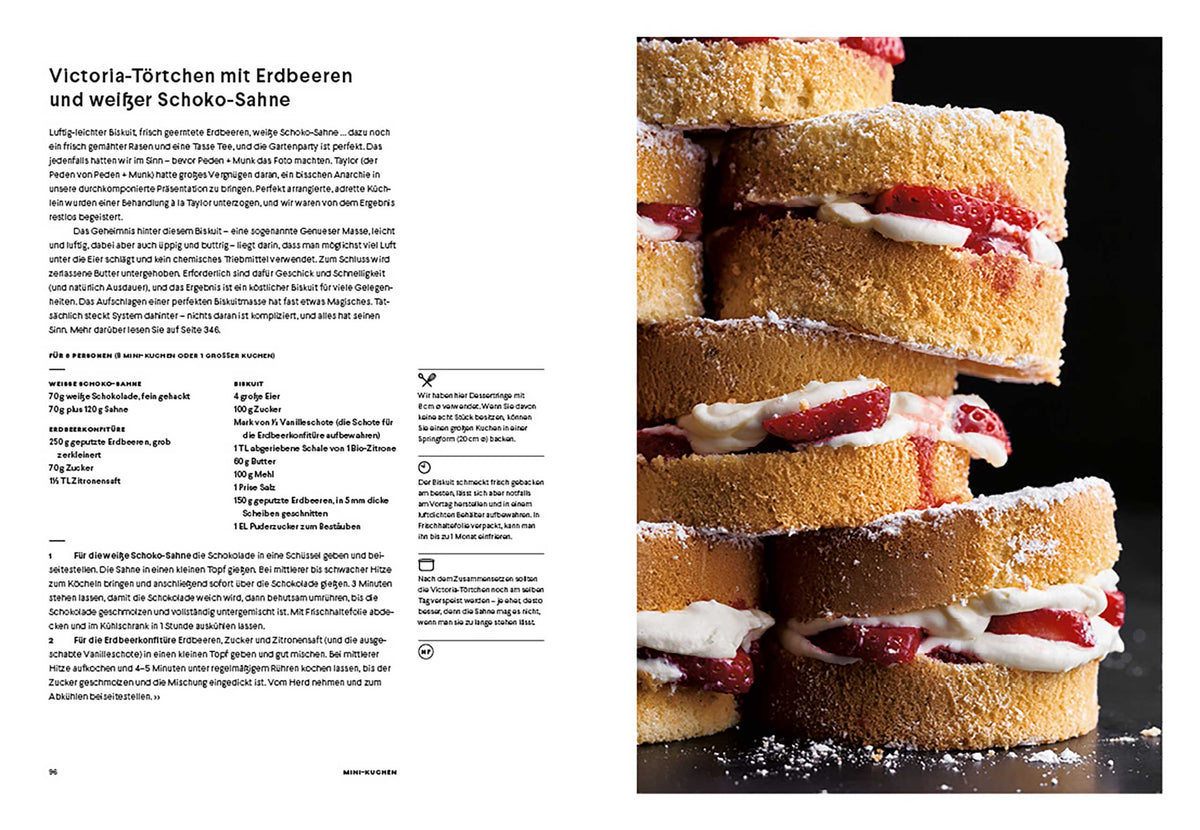 Mini Victoria Sponge Cakes mit Sahne und Erdbeeren aufgeschnitten, Kuchen auf einem Teller serviert.