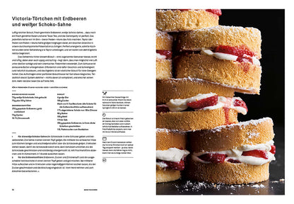 Biskuitstapel mit Erdbeeren, Sahne und Geschenkset Ottolenghi Sweet Kardamom sichtbar.