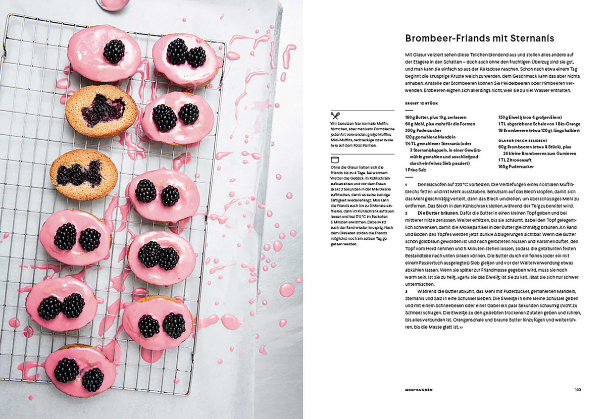 Rosa glasierte Gebäckstücke mit Brombeeren neben einer Rezeptseite von Ottolenghi Sweet.
