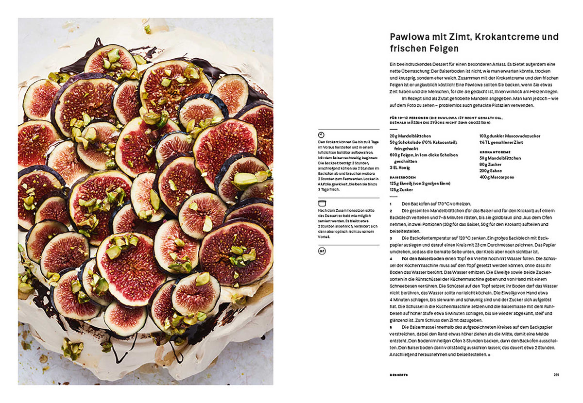 Pavlova mit Feigen und Pistazien neben dem Kochbuch Sweet von Yotam Ottolenghi, Vogelperspektive.