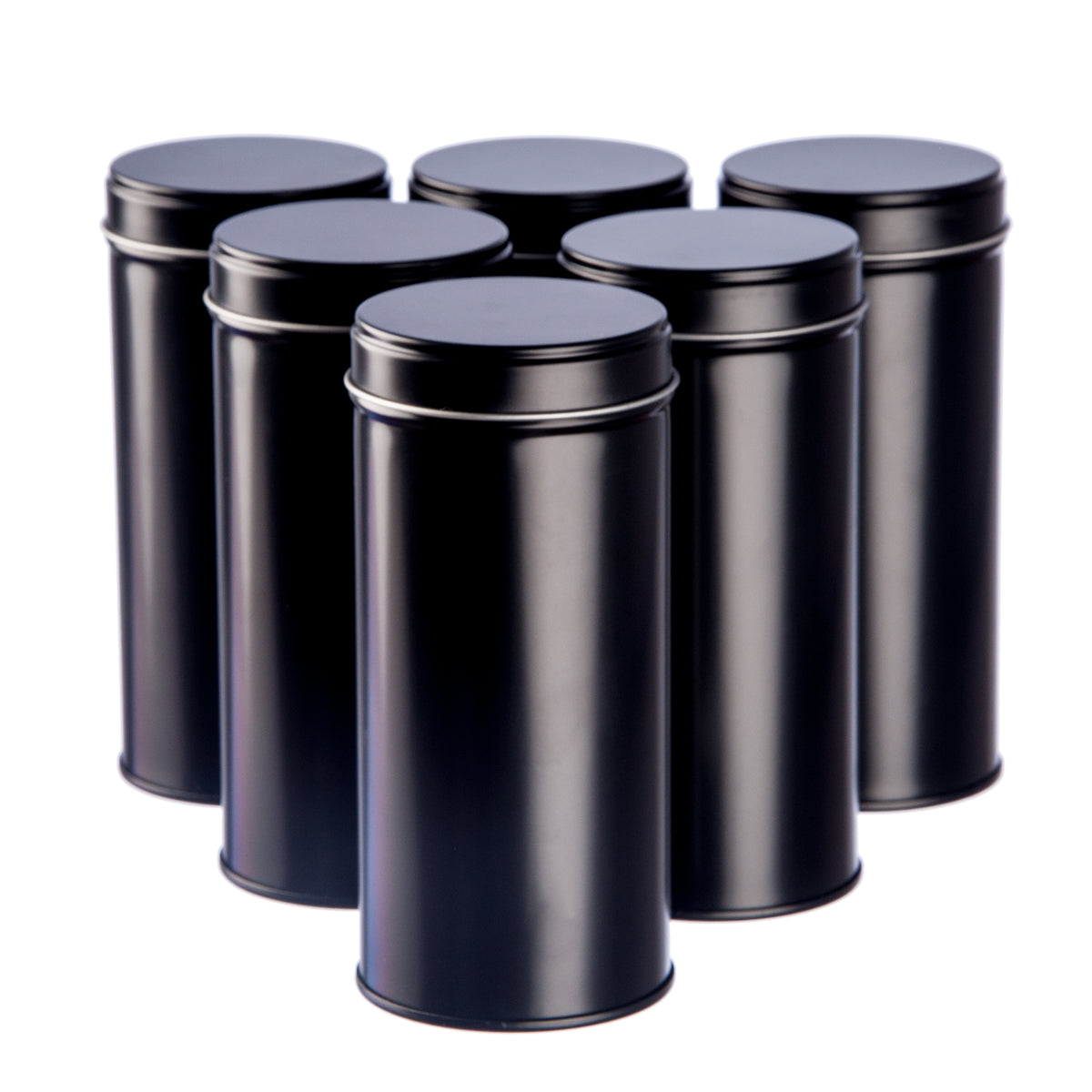 12 schwarze Teedosen mit Aromadeckeln und 12 Etiketten auf weißem Hintergrund.