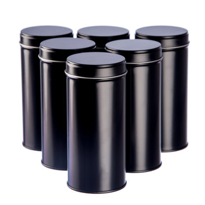 12 schwarze Teedosen mit Aromadeckeln und 12 Etiketten auf weißem Hintergrund.