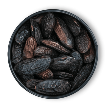 Schwarze Schale mit Bio-Tonkabohnen auf weißem Hintergrund.