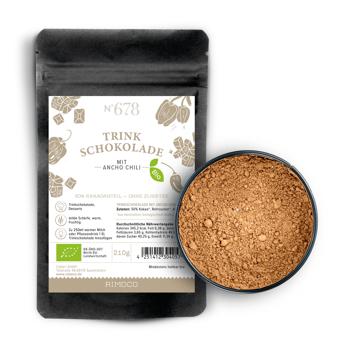 Bio Trinkschokolade mit Ancho Chili neben einer Schale mit Kakaopulver.