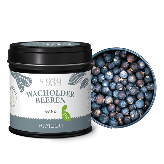 Ganze Wacholderbeeren in einer Dose, einige Beeren sind im geöffneten Deckel sichtbar.