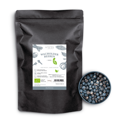 Bio Wacholderbeeren in schwarzer Tüte neben einer Schale mit getrockneten Wacholderbeeren.