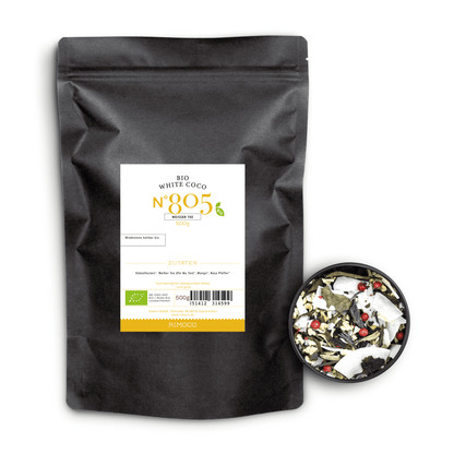 Pai Mu Tan-Teeblätter, Kokosraspeln und Kräuter in einer Schale, daneben White Coco-Beutel.