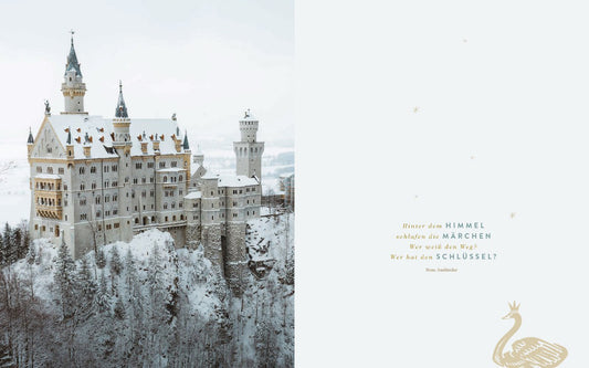 Verschneites Schloss Neuschwanstein im Winter, goldener Pfau, deutscher Text: Wundervolle Weihnachtsbäckerei.