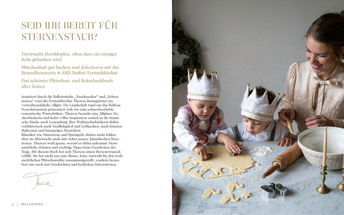 Eine Frau und zwei Kinder mit Kronen backen am Tisch mit Wundervolle Weihnachtsbäckerei und Ausstechern.