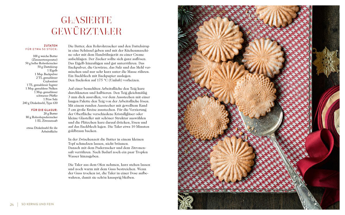 Rundes Weihnachtsgebäck mit Mustern auf roter Serviette, daneben Wundervolle Weihnachtsbäckerei.