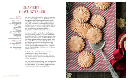 Rundes Weihnachtsgebäck mit Mustern auf roter Serviette, daneben Wundervolle Weihnachtsbäckerei.