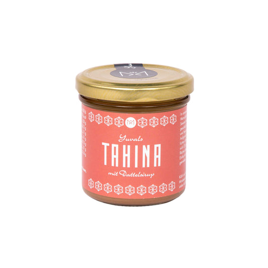 Yuvals Tahina mit Dattelsirup im Glas, mit Sesam und Nüssen, goldenem Deckel und rotem Etikett.
