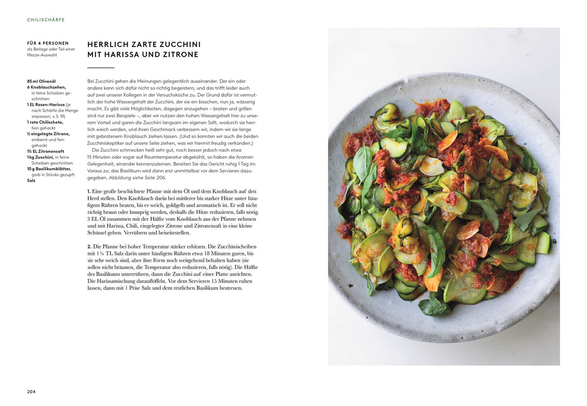 Zucchinisalat mit rotem Harissa und Zitronenscheiben auf einem Teller, angerichtet nach Ottolenghi.